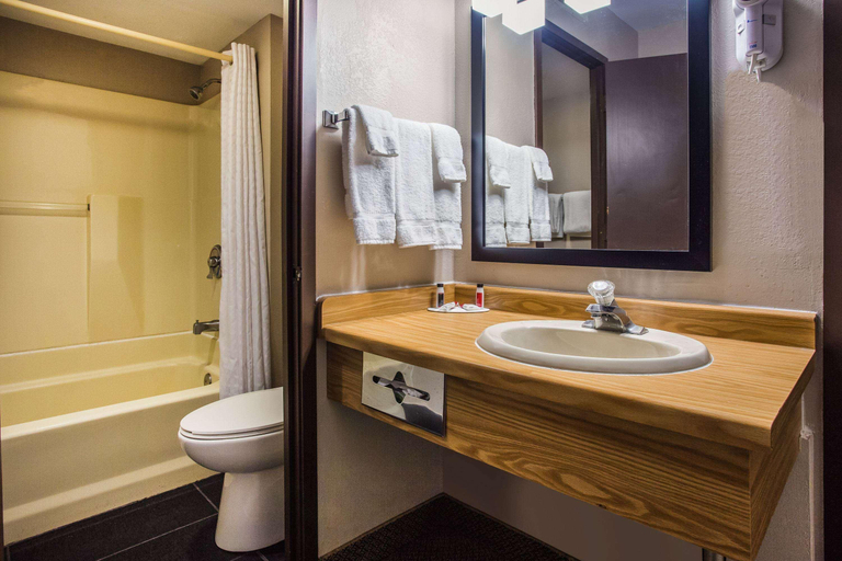Bathroom 4, Baymont by Wyndham Appleton, Outagamie