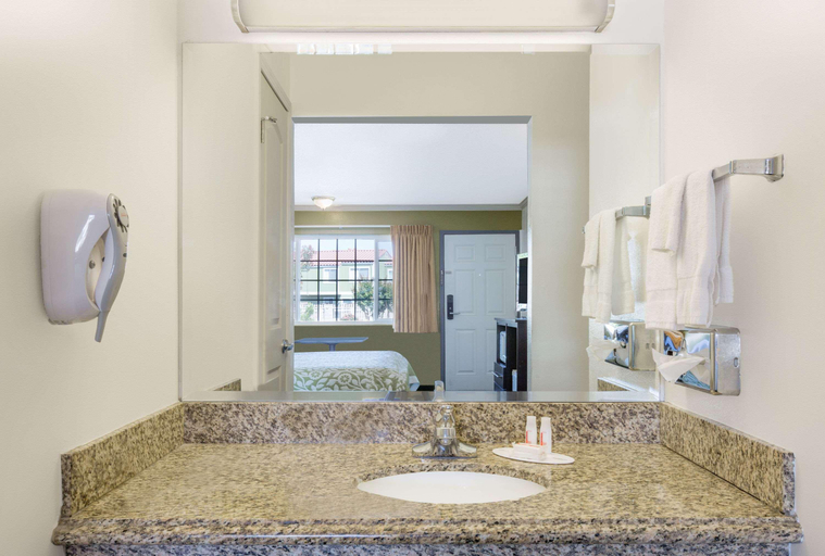 Bathroom 4, Days Inn by Wyndham King City, Monterey