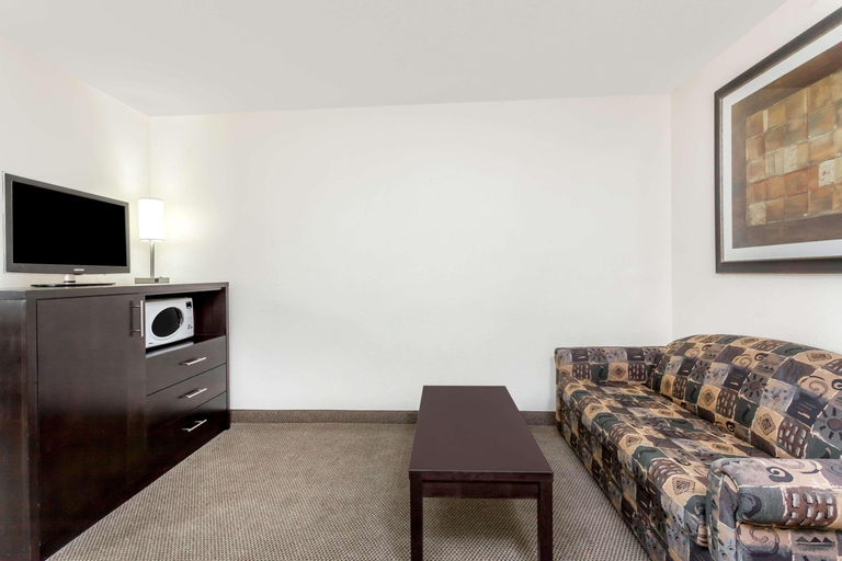 Bedroom 3, Super 8 by Wyndham Prince Albert, Division No. 15