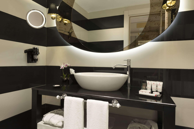 Bathroom, Ramada Hotel & Suites By Wyndham Istanbul Sisli, Şişli