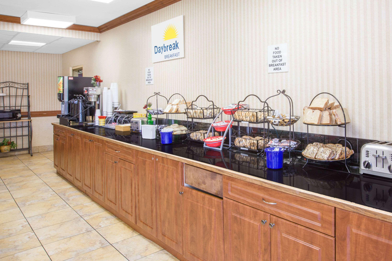 Food & Drinks, Days Inn by Wyndham Toledo, Lucas
