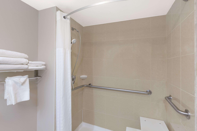 Bathroom 4, Days Inn by Wyndham Utica, Oneida
