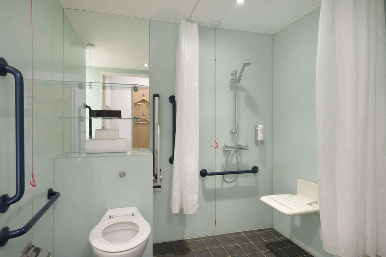 Bathroom 3, Ramada by Wyndham Belfast City Centre, Belfast