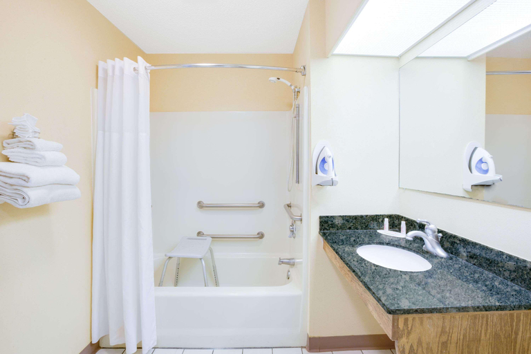 Bathroom 4, Baymont By Wyndham Ozark, Dale