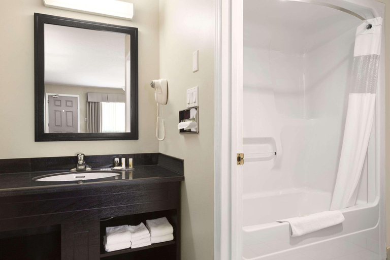 Bathroom 4, Days Inn by Wyndham Golden, Columbia-Shuswap