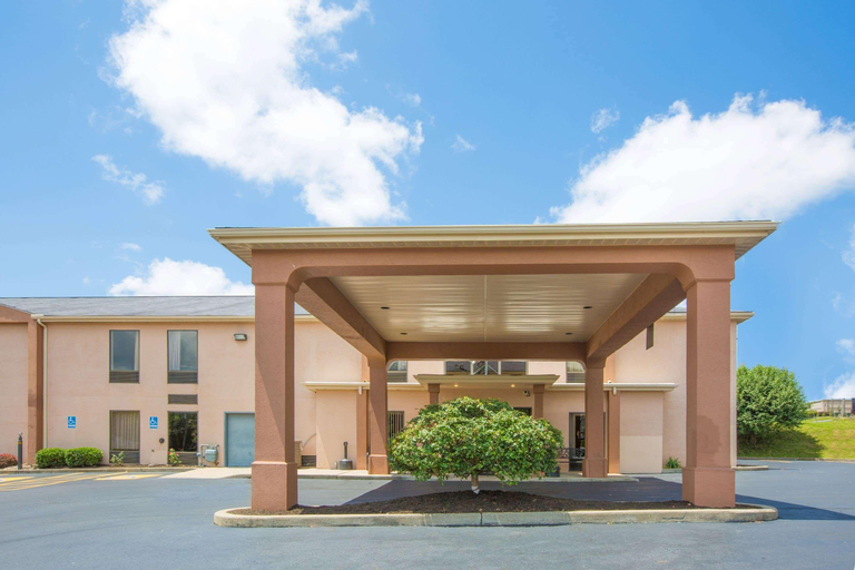 Howard Johnson by Wyndham Beckley, Raleigh
