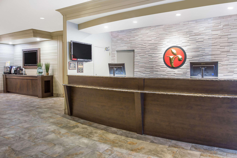 Public Area 2, Ramada by Wyndham Cornwall, Stormont, Dundas and Glengarry