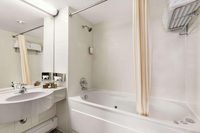 Bathroom 5, Ramada by Wyndham Bucharest Parc, Municipiul Bucuresti