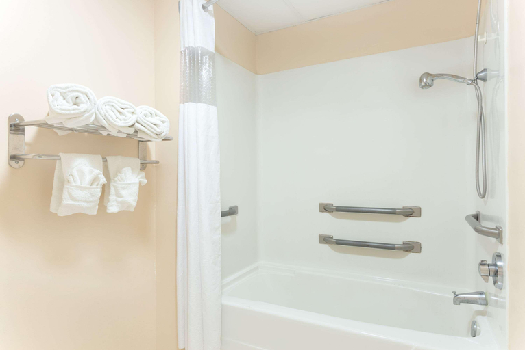 Bathroom 5, Baymont by Wyndham Cordele, Crisp