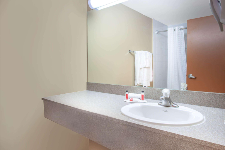 Bathroom 4, Super 8 by Wyndham Midland, Simcoe