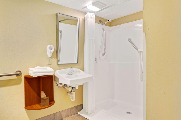 Bathroom 4, Windsor Hotel, Mercer