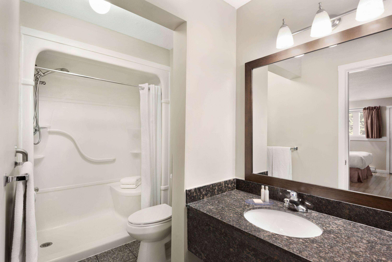 Bathroom 4, Travelodge by Wyndham Salmon Arm, Columbia-Shuswap
