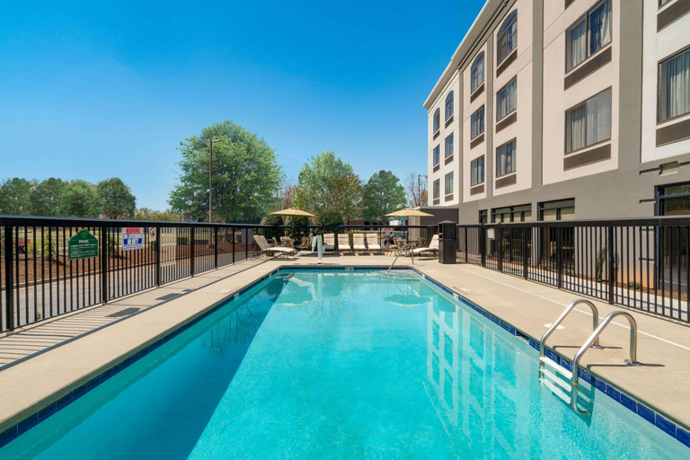Sport & Beauty, La Quinta Inn Suites Raleigh Downtown North, Wake