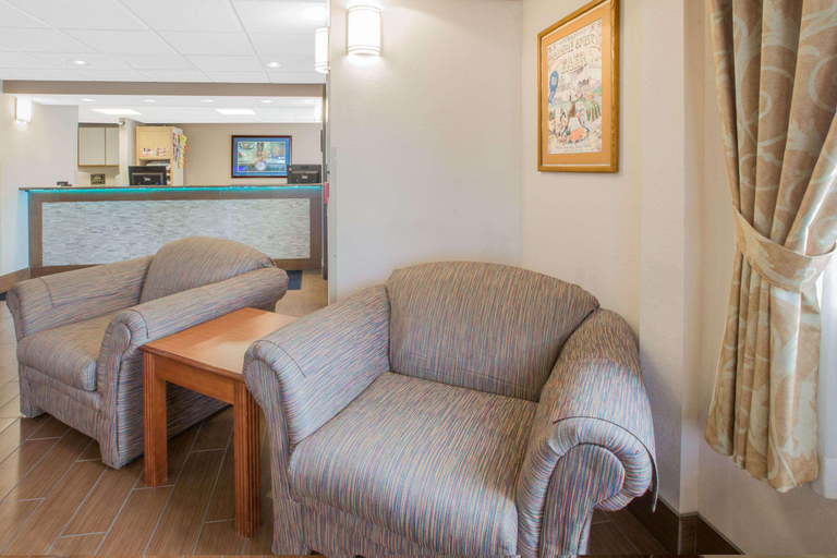 Public Area 2, Days Inn by Wyndham Hillsdale, Hillsdale