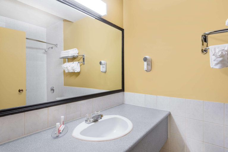 Bathroom 4, Super 8 by Wyndham Thunder Bay, Thunder Bay