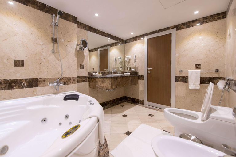 Bathroom 4, Ramada by Wyndham Continental Jeddah, Jeddah
