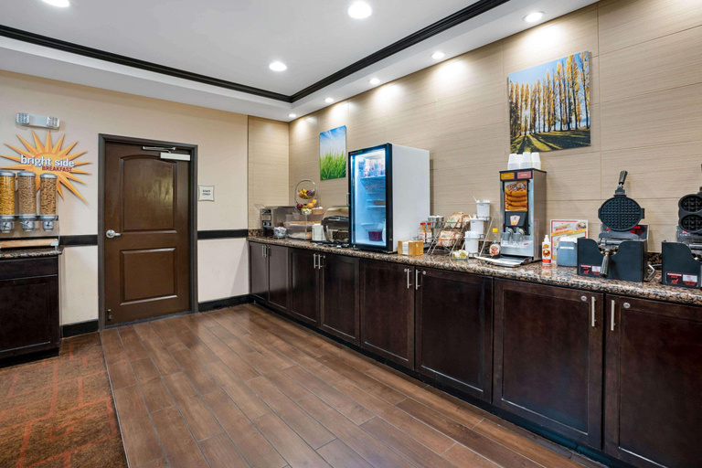 Public Area 2, La Quinta Inn & Suites by Wyndham Auburn, King