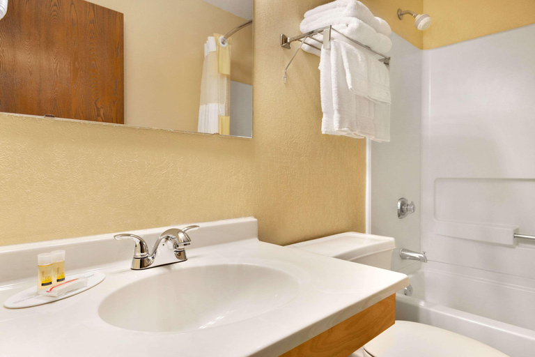 Bathroom 4, Days Inn by Wyndham Wallaceburg, Chatham-Kent