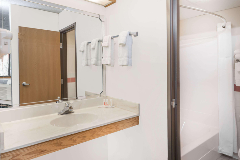 Bathroom 4, Baymont by Wyndham Marshalltown, Marshall
