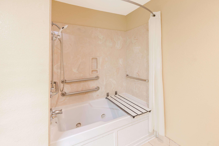 Bathroom 5, Super 8 by Wyndham Houston/Dtwn/I-610, Houston