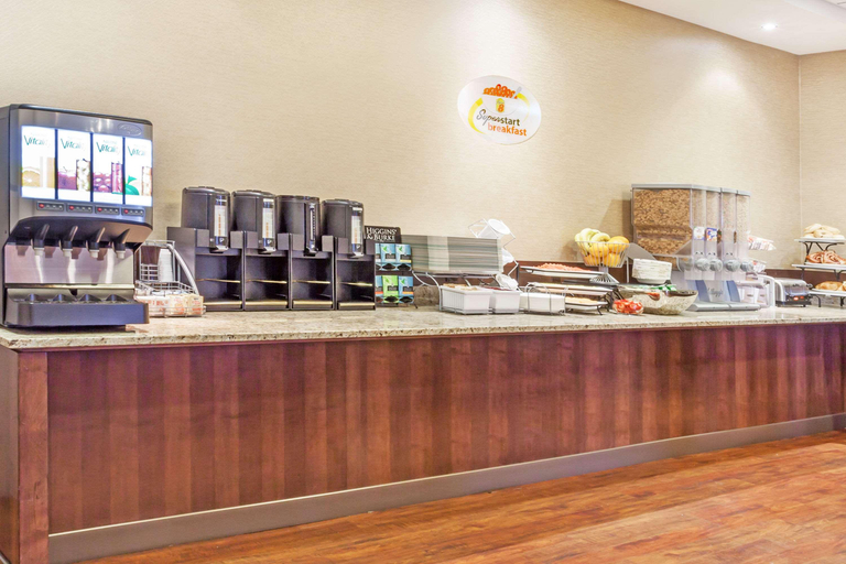 Food & Drinks, Super 8 by Wyndham Wetaskiwin, Division No. 11