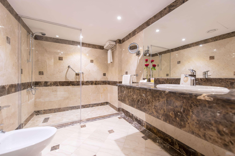 Bathroom 4, Ramada by Wyndham Continental Jeddah, Jeddah