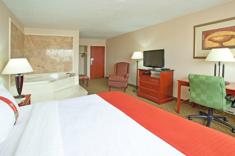 Bedroom 3, Delta Hotel by Marriot Muskegon Downtown, Muskegon