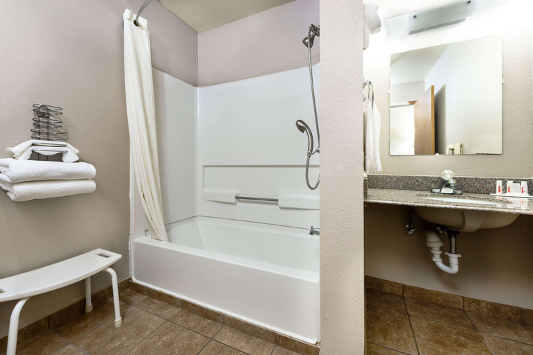 Bathroom 4, Super 8 by Wyndham Clayton, Union