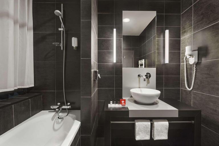 Bathroom 5, Ramada Brussels Woluwe, Bruxelles