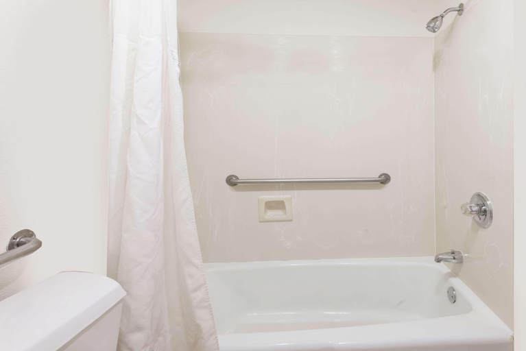 Bathroom 4, Super 8 By Wyndham Junction City, Geary