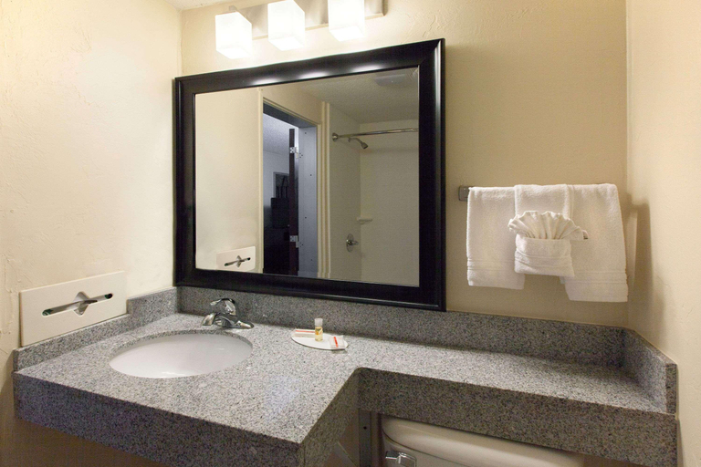 Bathroom 4, Days Inn by Wyndham Norman, Cleveland