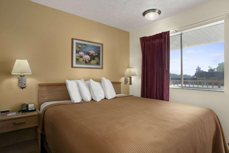 Bedroom 2, Sandusky Inn, Erie