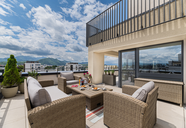 Exterior & Views