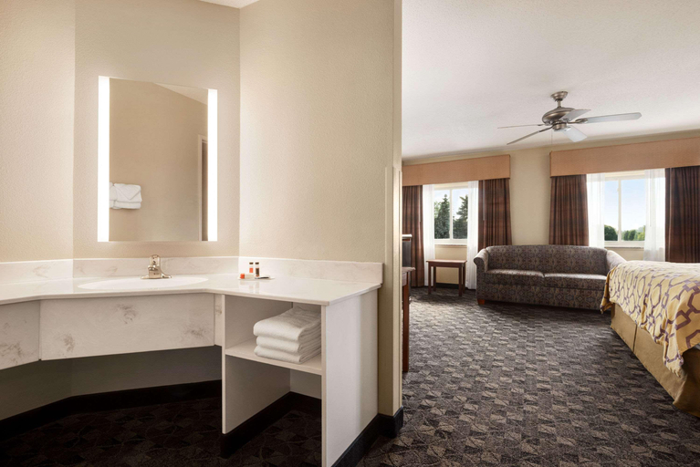 Bathroom 5, Baymont by Wyndham Mt. Pleasant, Isabella