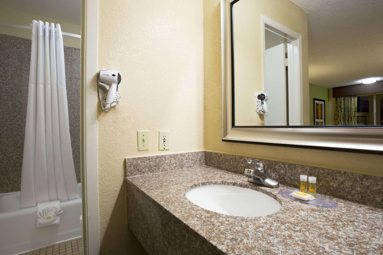 Bathroom 5, Days Inn by Wyndham Dallas Irving, Irving