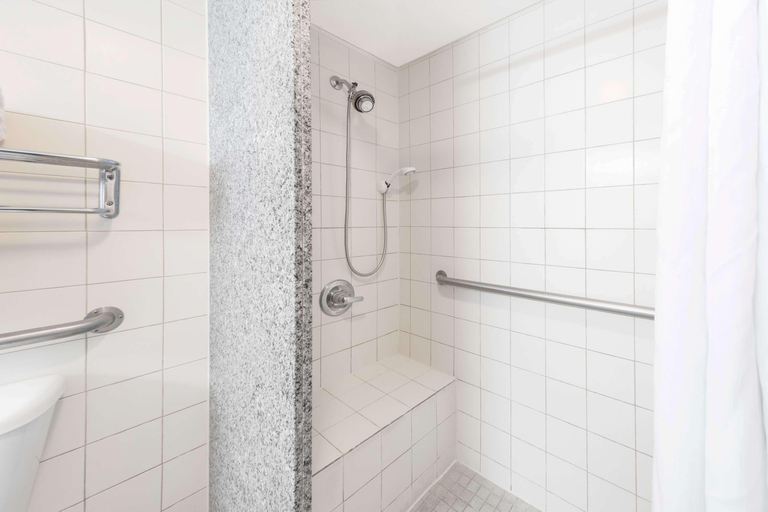 Bathroom 4, Days Inn By Wyndham Adel, Cook