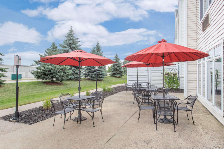 Exterior & Views 2, Cobblestone Suites – Oshkosh, Winnebago