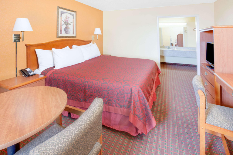 Bedroom 3, Days Inn by Wyndham Searcy, White
