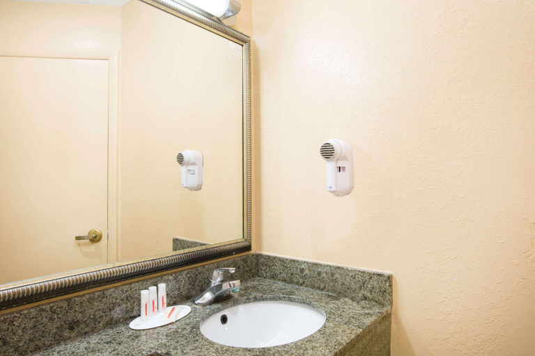 Bathroom 4, Ex Baymont by Wyndham Beckley, Raleigh