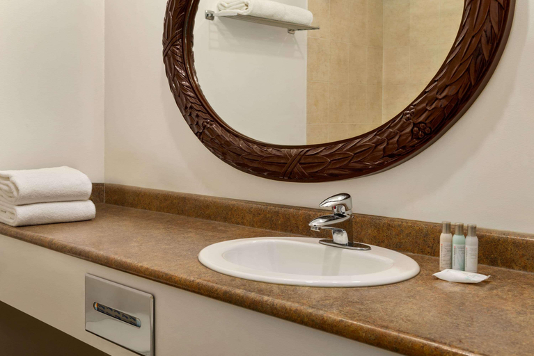 Bathroom 5, Coast Dawson Creek Hotel, Peace River