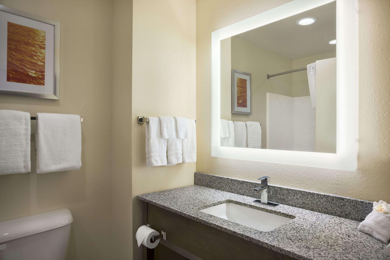 Bathroom 4, Days Inn & Suites by Wyndham Belmont, Belmont