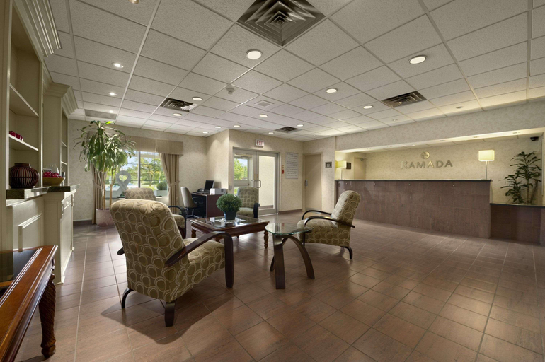 Public Area 2, Ramada by Wyndham Trenton, Lake Ontario