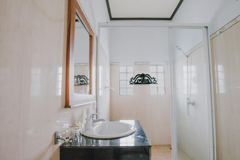 Bathroom 13