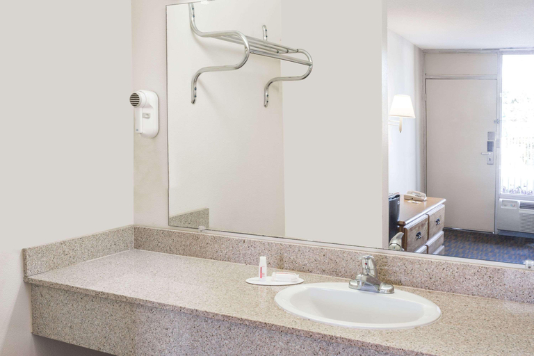 Bathroom 4, Days Inn By Wyndham Adel, Cook