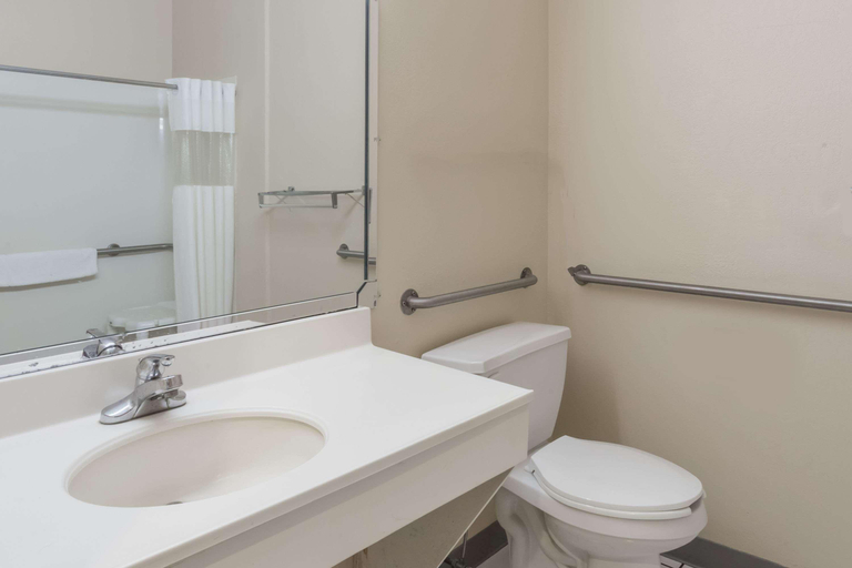Bathroom 4, Days Inn & Suites By Wyndham Of Morris, Grundy