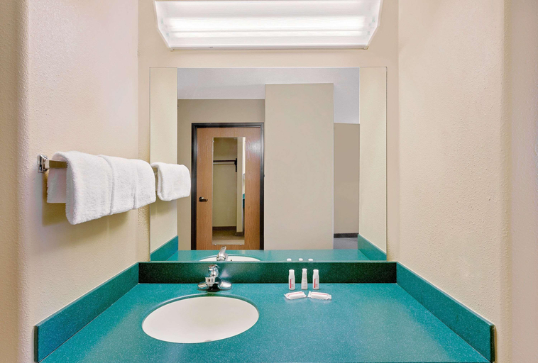 Bathroom 4, Baymont by Wyndham Pinedale, Sublette