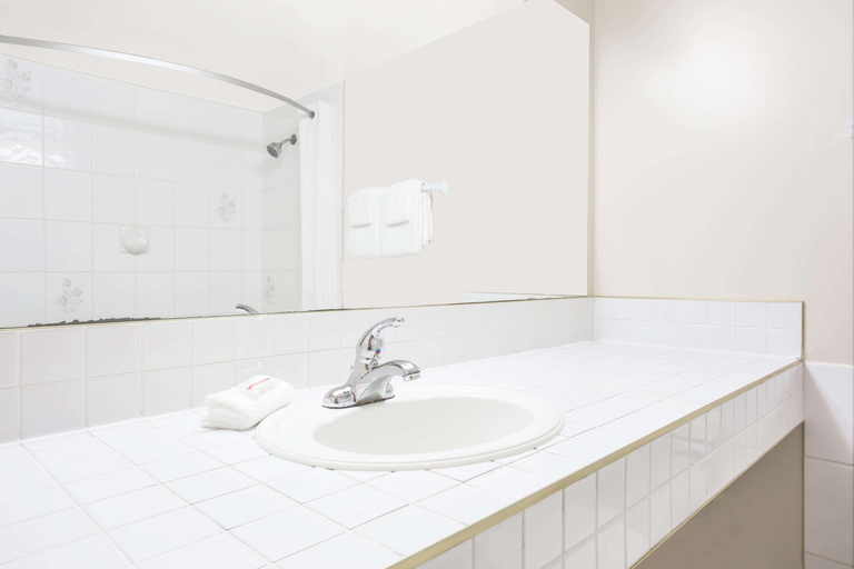 Bathroom 5, Park Inn by Radisson, Quesnel, Cariboo