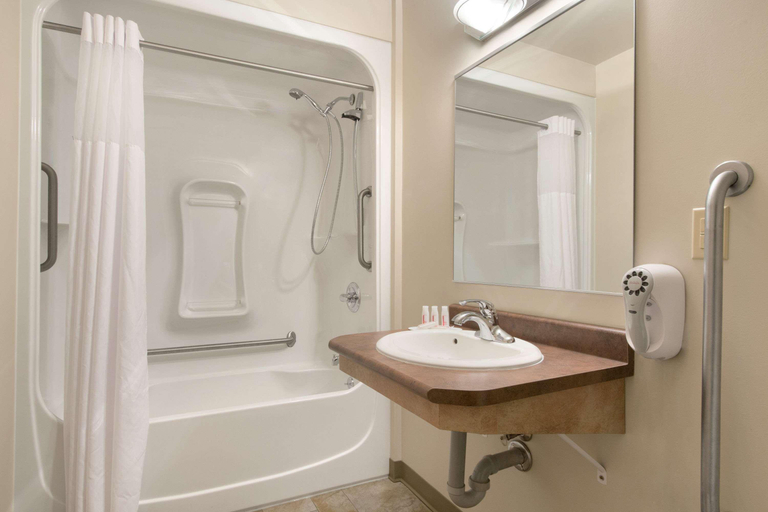 Bathroom 4, Days Inn & Suites by Wyndham Thunder Bay, Thunder Bay