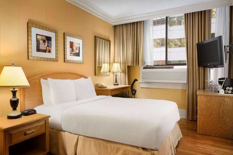 Bedroom 3, Days Inn by Wyndham Vancouver Downtown, Greater Vancouver