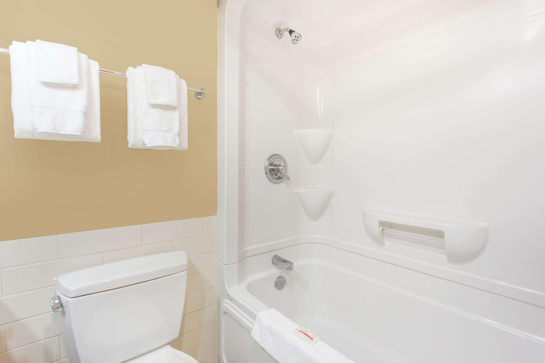 Bathroom 4, Ramada by Wyndham Cornwall, Stormont, Dundas and Glengarry